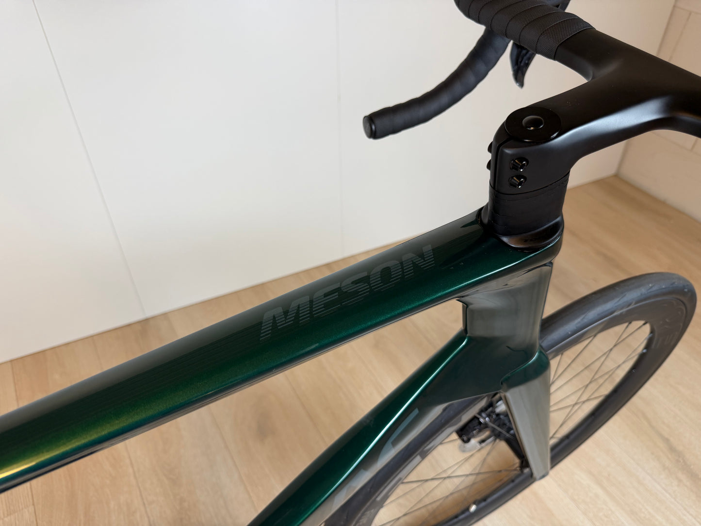 Groene Isaac Meson XL racefiets van Vélo Studio met aerodynamisch frame en racebanden, klaar voor snelheid en prestaties.