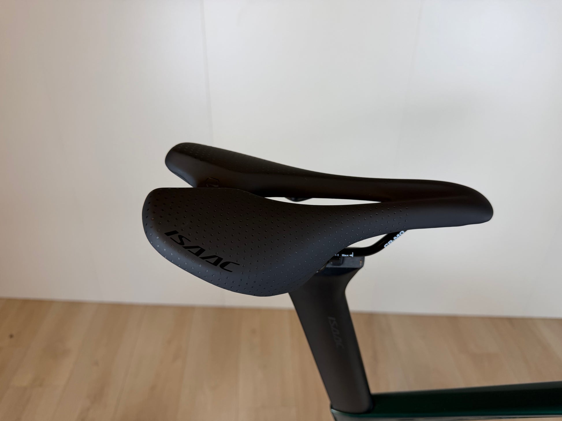 Zwarte Isaac Meson Green XL racefiets van Vélo Studio met groene accenten en aerodynamisch frame, zichtbaar in de afbeelding.
