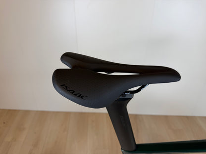 Zwarte Isaac Meson Green XL racefiets van Vélo Studio met groene accenten en aerodynamisch frame, zichtbaar in de afbeelding.