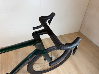 Groene Isaac Meson XL racefiets van Vélo Studio met aerodynamisch frame en racegerichte componenten, klaar voor snelheid.