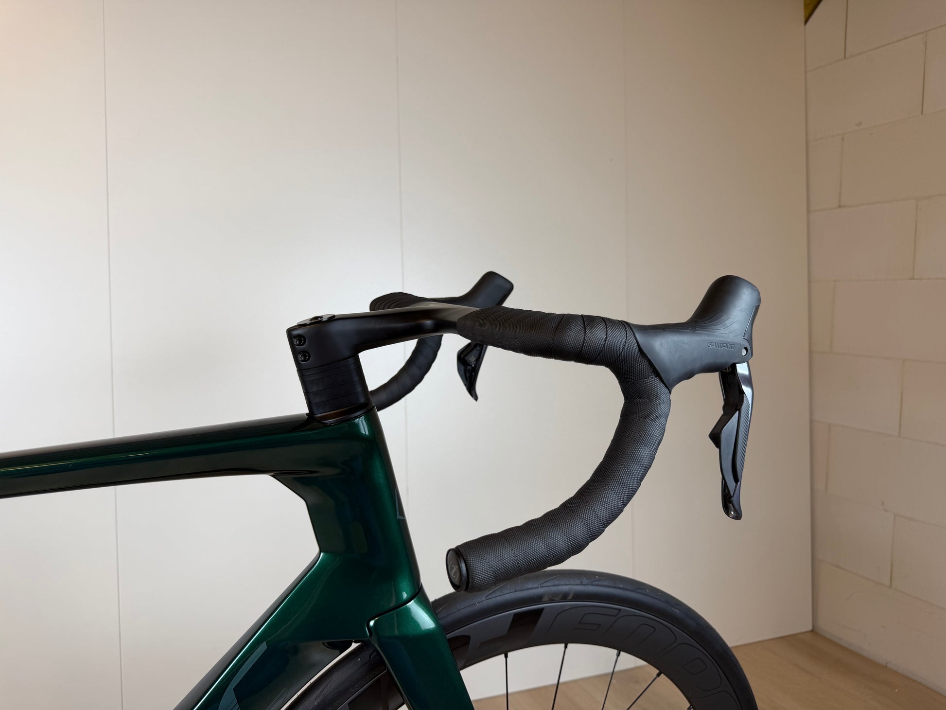 Groene Isaac Meson XL racefiets van Vélo Studio met sportief frame en slanke wielset, klaar voor snelheid en avontuur.