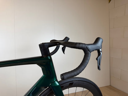 Groene Isaac Meson XL racefiets van Vélo Studio met sportief frame en slanke wielset, klaar voor snelheid en avontuur.