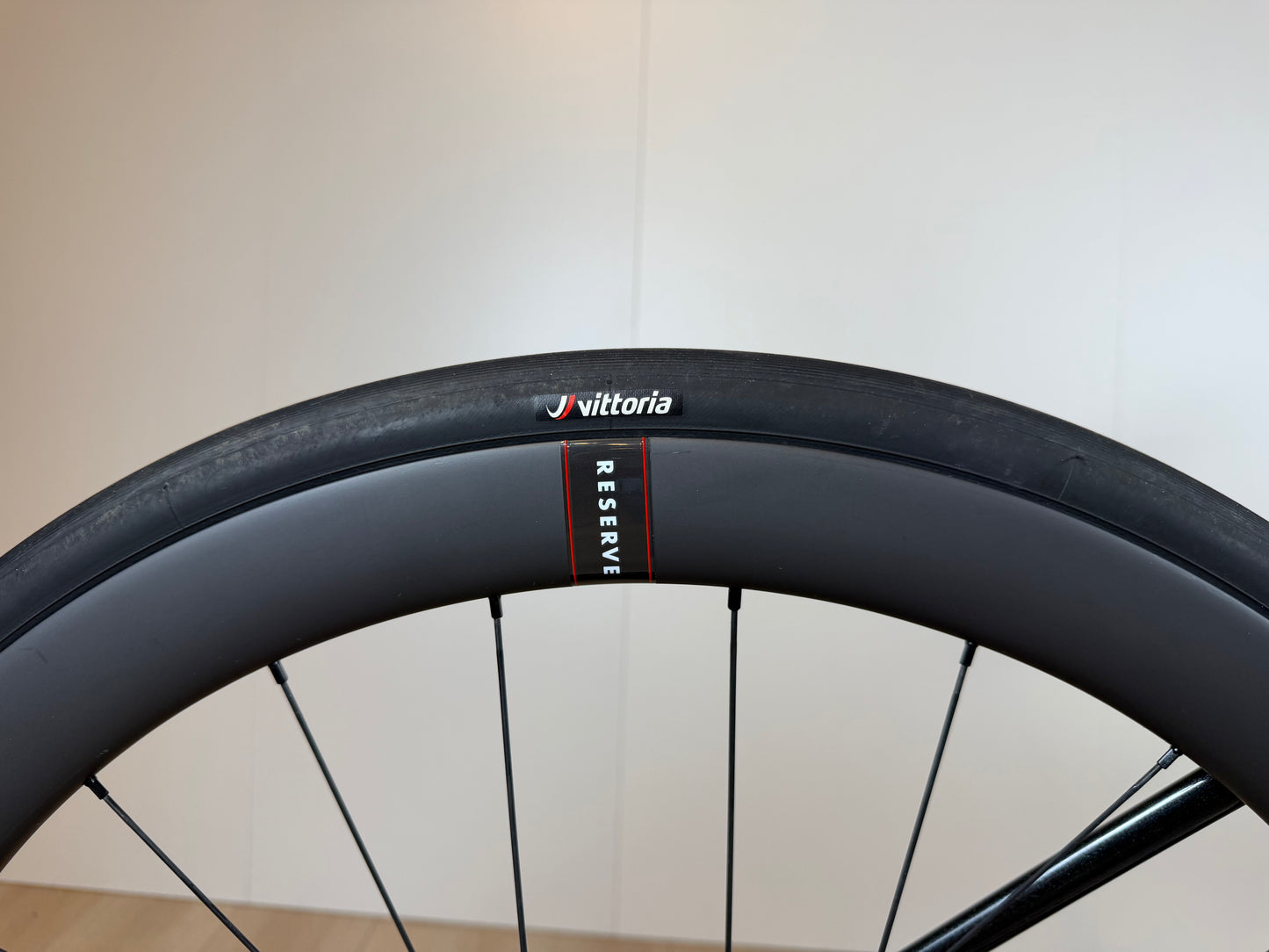 Cervélo Soloist racefiets met Vittoria Reserve banden, zwart frame en dunne banden, gefotografeerd van voren op een witte achtergrond.