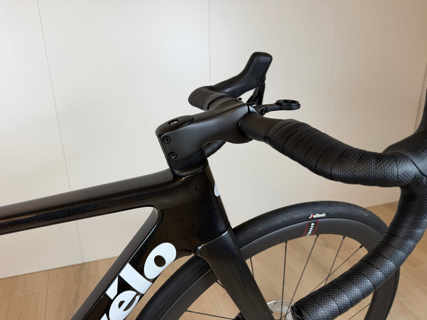 Cervélo Soloist racefiets met zwart frame, aerodynamische stuur en racezadel, gepresenteerd door Vélo Studio