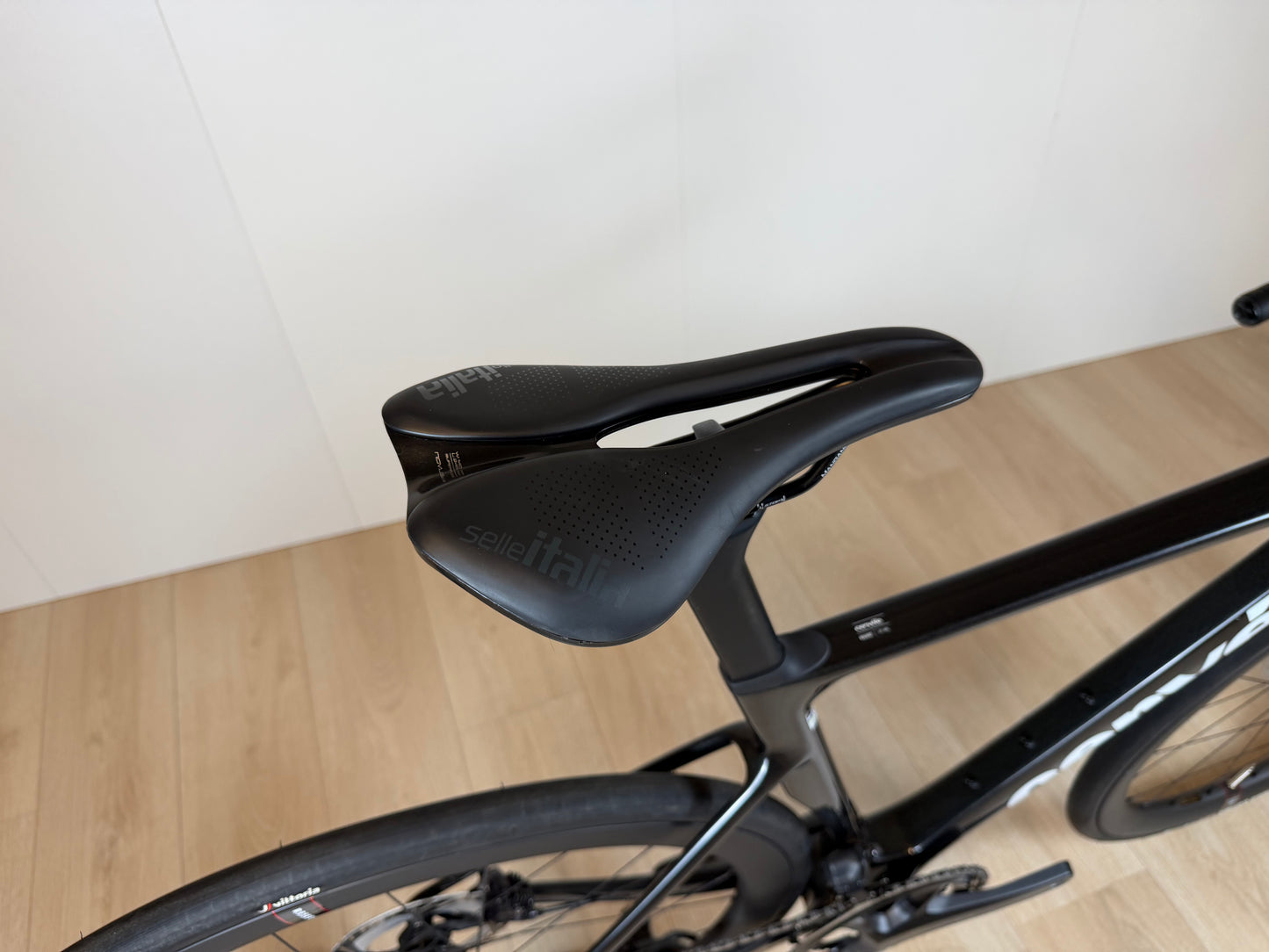 Cervélo Soloist fietssattel op zwart frame, sportief ontwerp, door Vélo Studio.