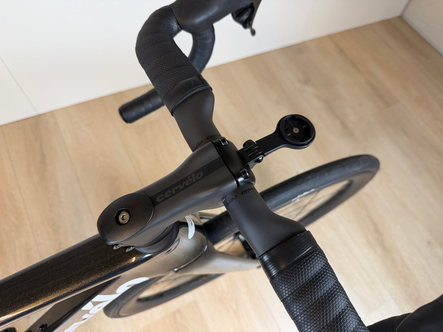 Cervélo Soloist racefiets met zwart stuur en stuurpen, zichtbaar vanaf bovenaanzicht, door Vélo Studio.