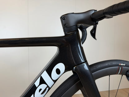 Cervélo Soloist racefiets met zwart frame en witte logo, lage stuurpen en aerodynamisch ontwerp
