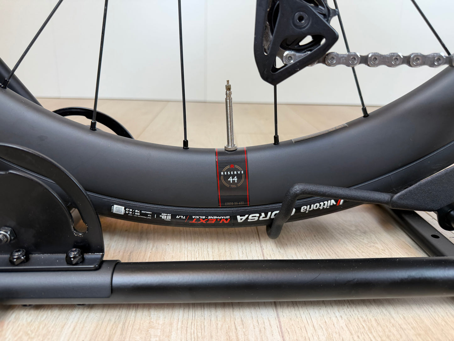 Cervélo Soloist racefiets frame in zwart met rode accenten, op een houten vloer, door Vélo Studio.