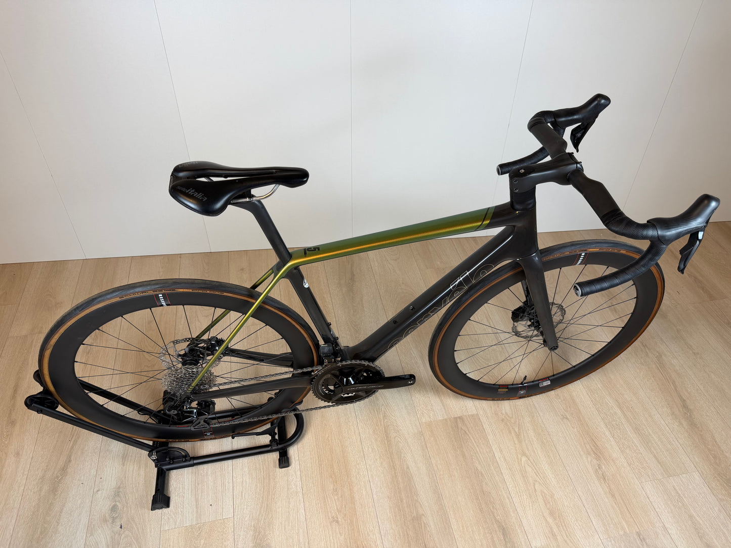Racefiets Cervelo R5 Dura-Ace Di2 met aerodynamisch frame en elektrische schakeling, klaar voor snelle ritten.