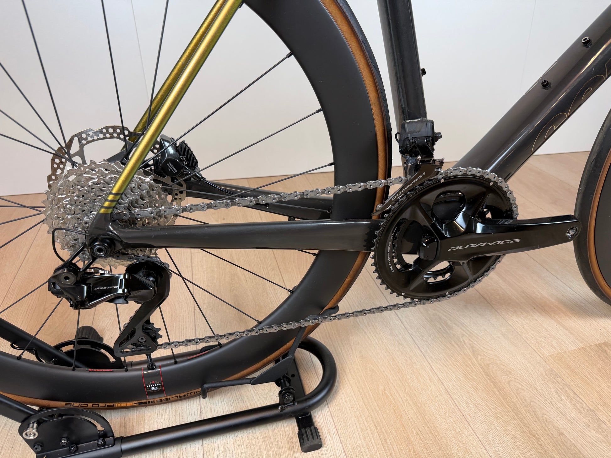 Zwart Cervelo R5 Dura-Ace Di2 racefiets met aerodynamisch frame en racegeometrie, in zijaanzicht op een witte achtergrond.