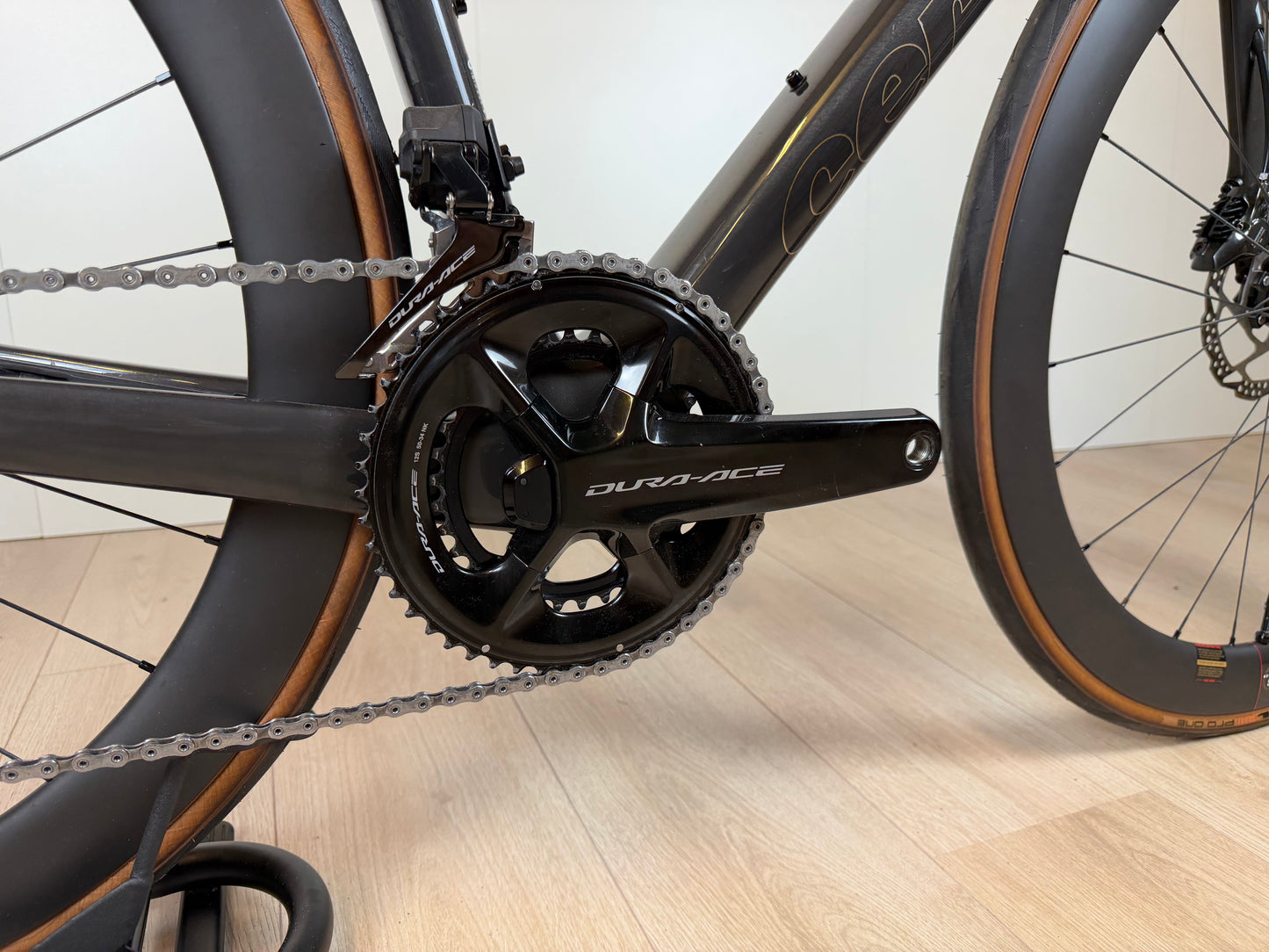 Racefiets Cervelo R5 Dura-Ace Di2 met aerodynamisch frame en schakelgroep, zwart met rode accenten, klaar voor snelle ritten.