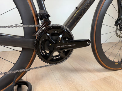 Racefiets Cervelo R5 Dura-Ace Di2 met aerodynamisch frame en schakelgroep, zwart met rode accenten, klaar voor snelle ritten.