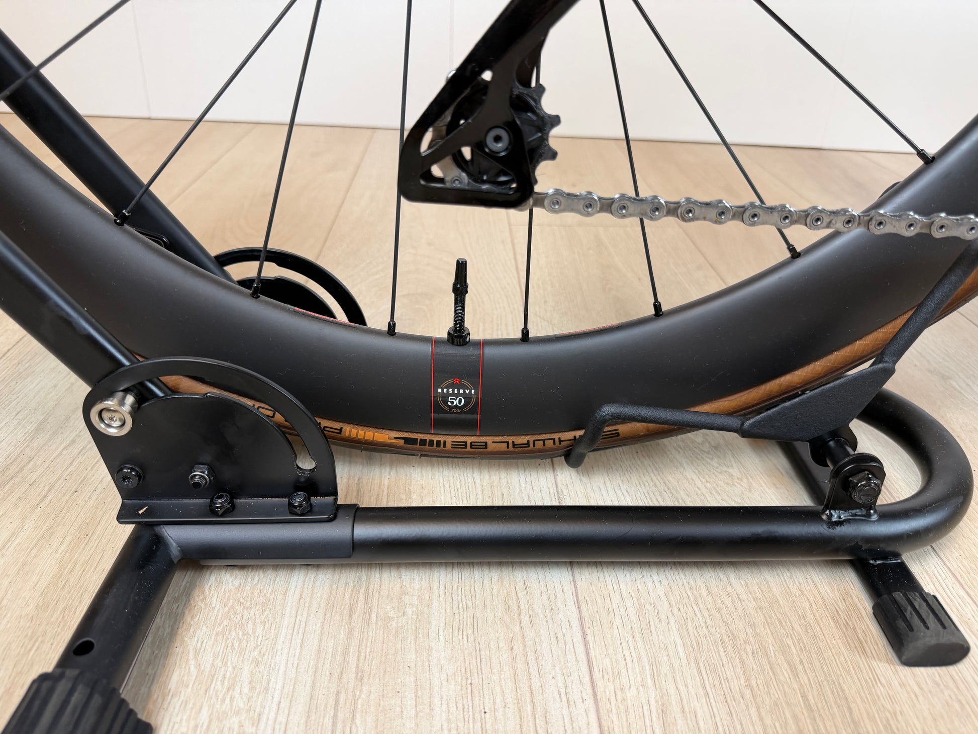 Racefiets Cervelo R5 Dura-Ace Di2 met aerodynamisch frame en elektronische schakeling, klaar voor competitief wielrennen.