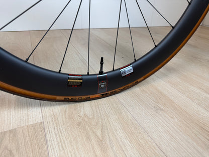 Fiets met Cervelo R5 Dura-Ace Di2 schakelsysteem en aerodynamisch frame, close-up van het hoogwaardige racefietsdesign.