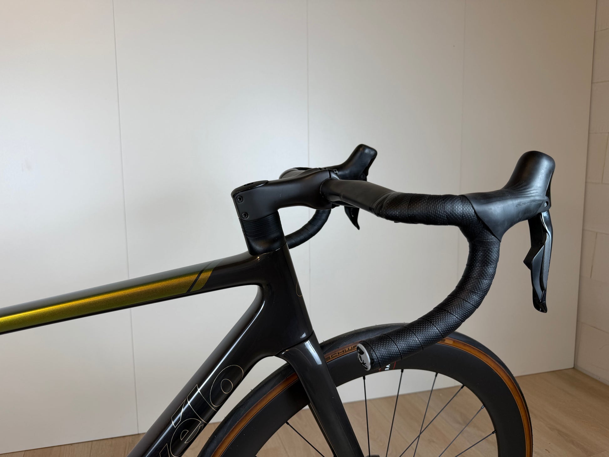 Fiets van het merk Mijn winkel, Cervelo R5 Dura-Ace Di2, close-up van het frame en het schakelsysteem op een witte achtergrond