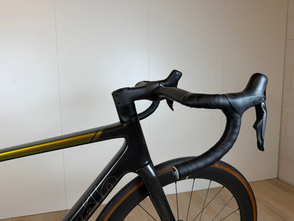 Fiets van het merk Mijn winkel, Cervelo R5 Dura-Ace Di2, close-up van het frame en het schakelsysteem op een witte achtergrond
