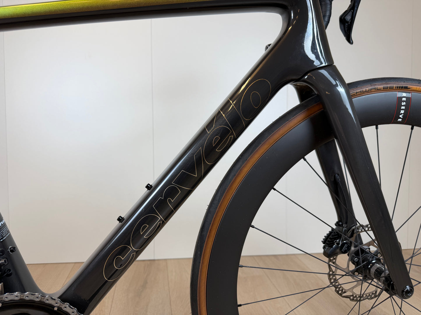 Racefiets Cervelo R5 Dura-Ace Di2 met aerodynamisch frame en hoogwaardige elektrische shifters, zichtbaar op de afbeelding.