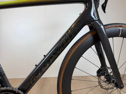 Racefiets Cervelo R5 Dura-Ace Di2 met aerodynamisch frame en hoogwaardige elektrische shifters, zichtbaar op de afbeelding.