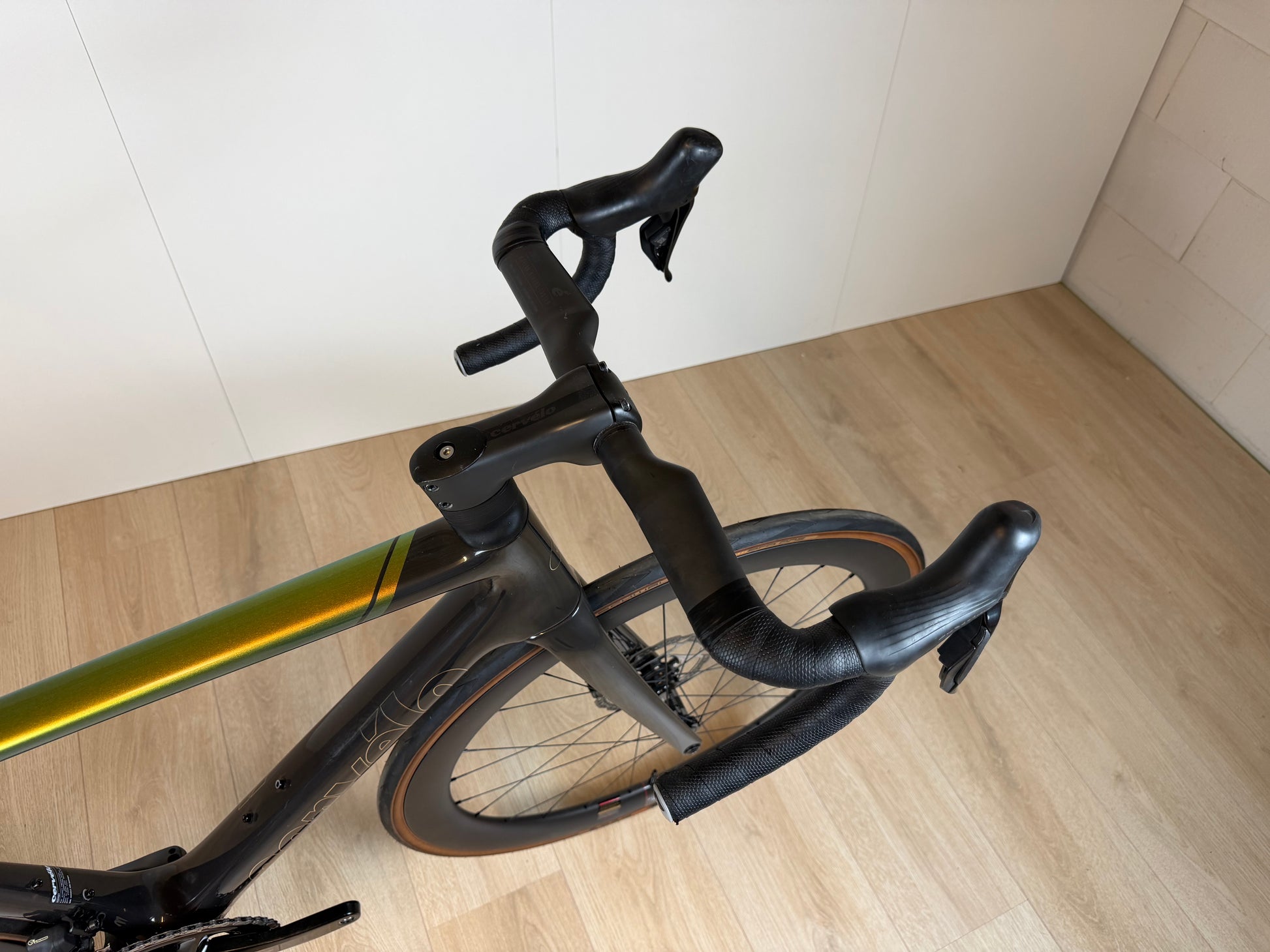 Racefiets Cervelo R5 Dura-Ace Di2 met aerodynamisch frame en elektrische schakeling, klaar voor snelheid en prestaties.