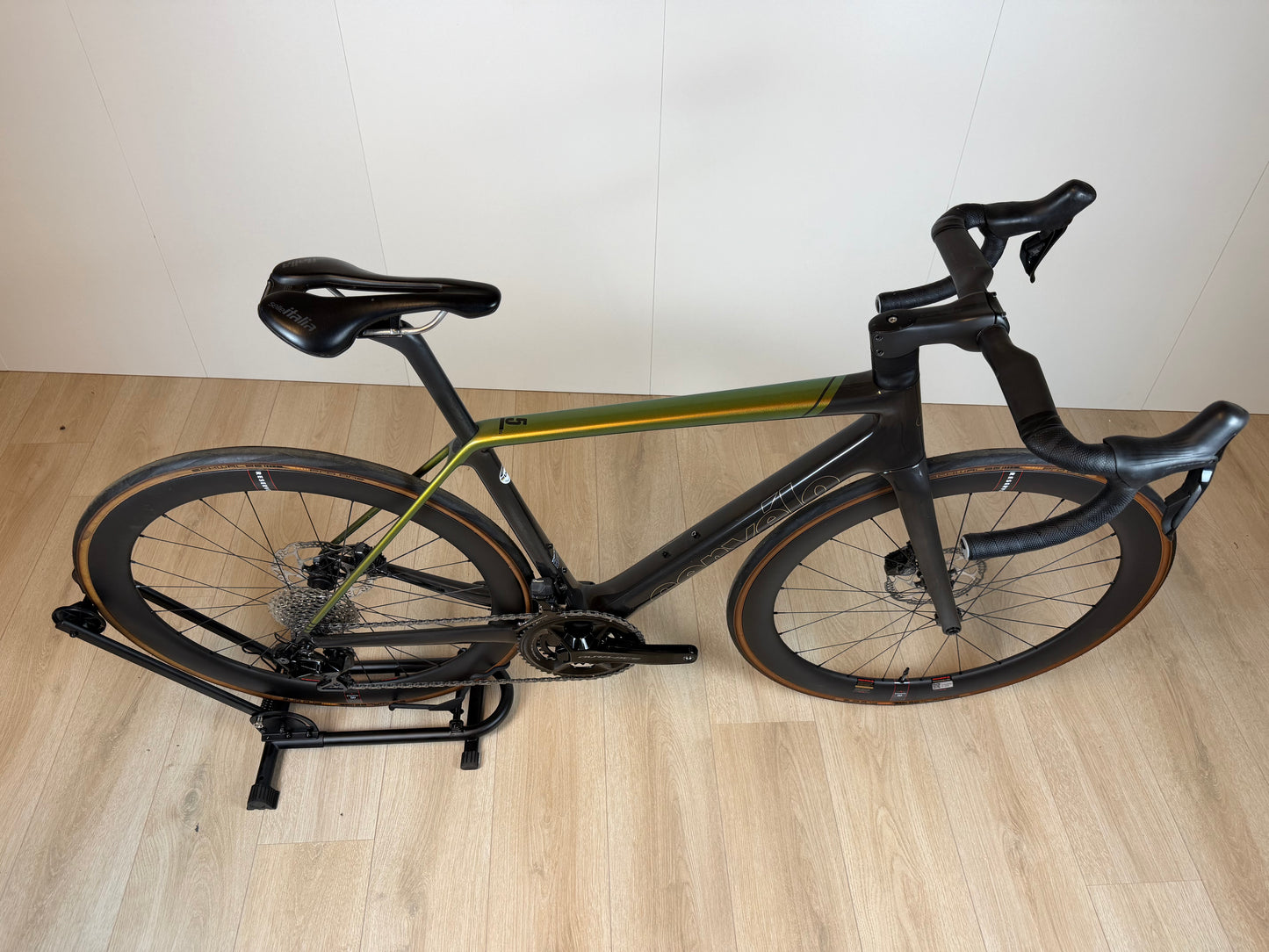 Zwart Cervelo R5 Dura-Ace Di2 racefiets met aerodynamisch frame en geavanceerde elektronische schakeling, klaar voor competitief rijden