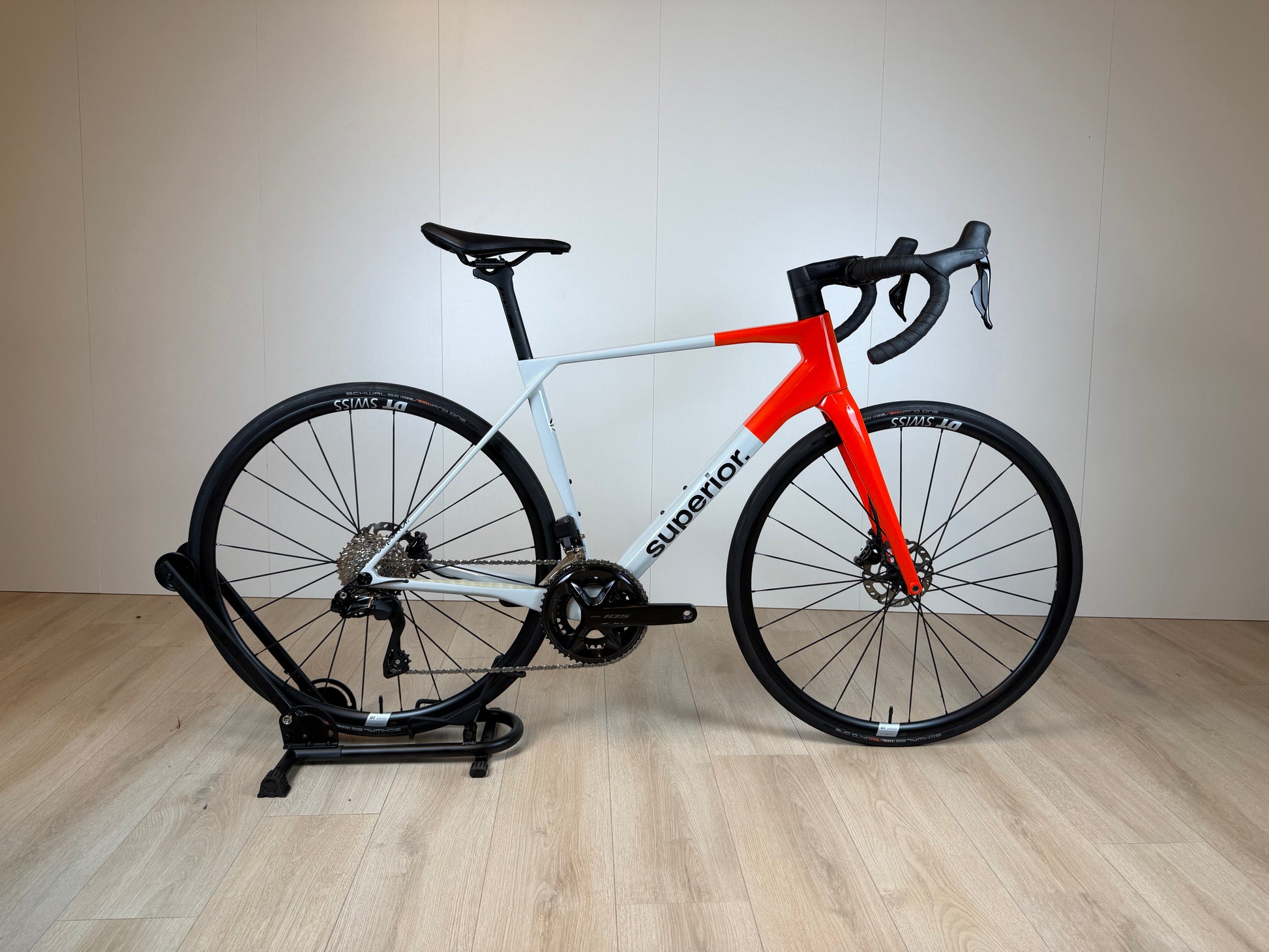 Velostudio Superior X-Road 9.5 GF wiel met aerodynamisch design en snelheid, geschikt voor gravel- en adventurefietsen.
