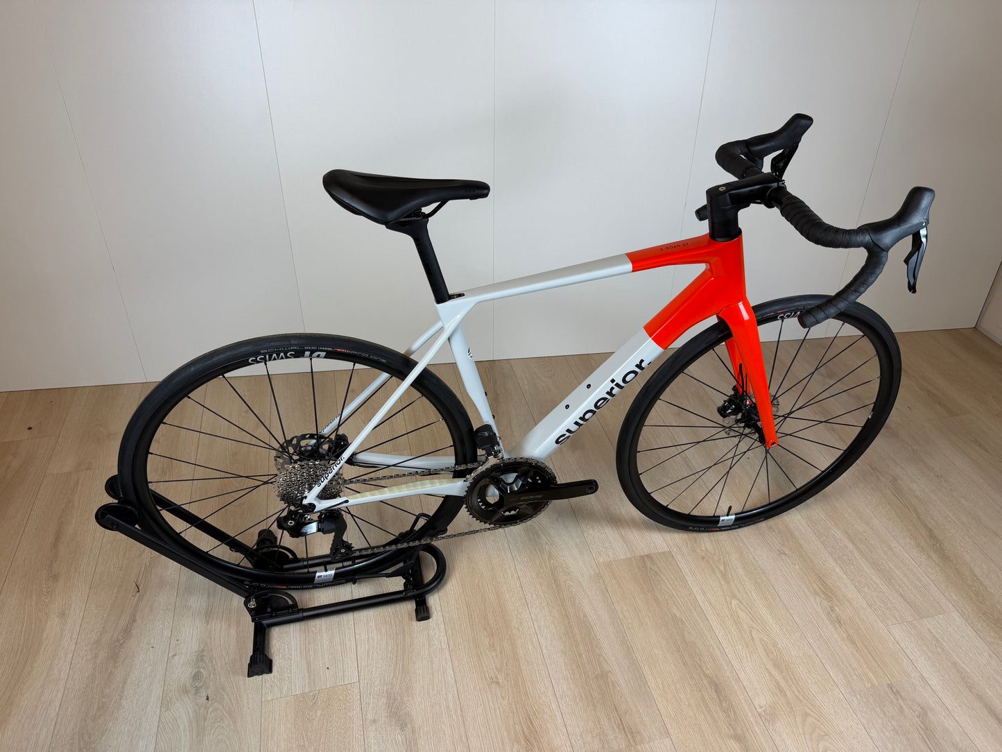 Velostudio Superior X-Road 9.5 GF racefiets met zwart frame en aerodynamisch ontwerp, klaar voor off-road en gravelritten.