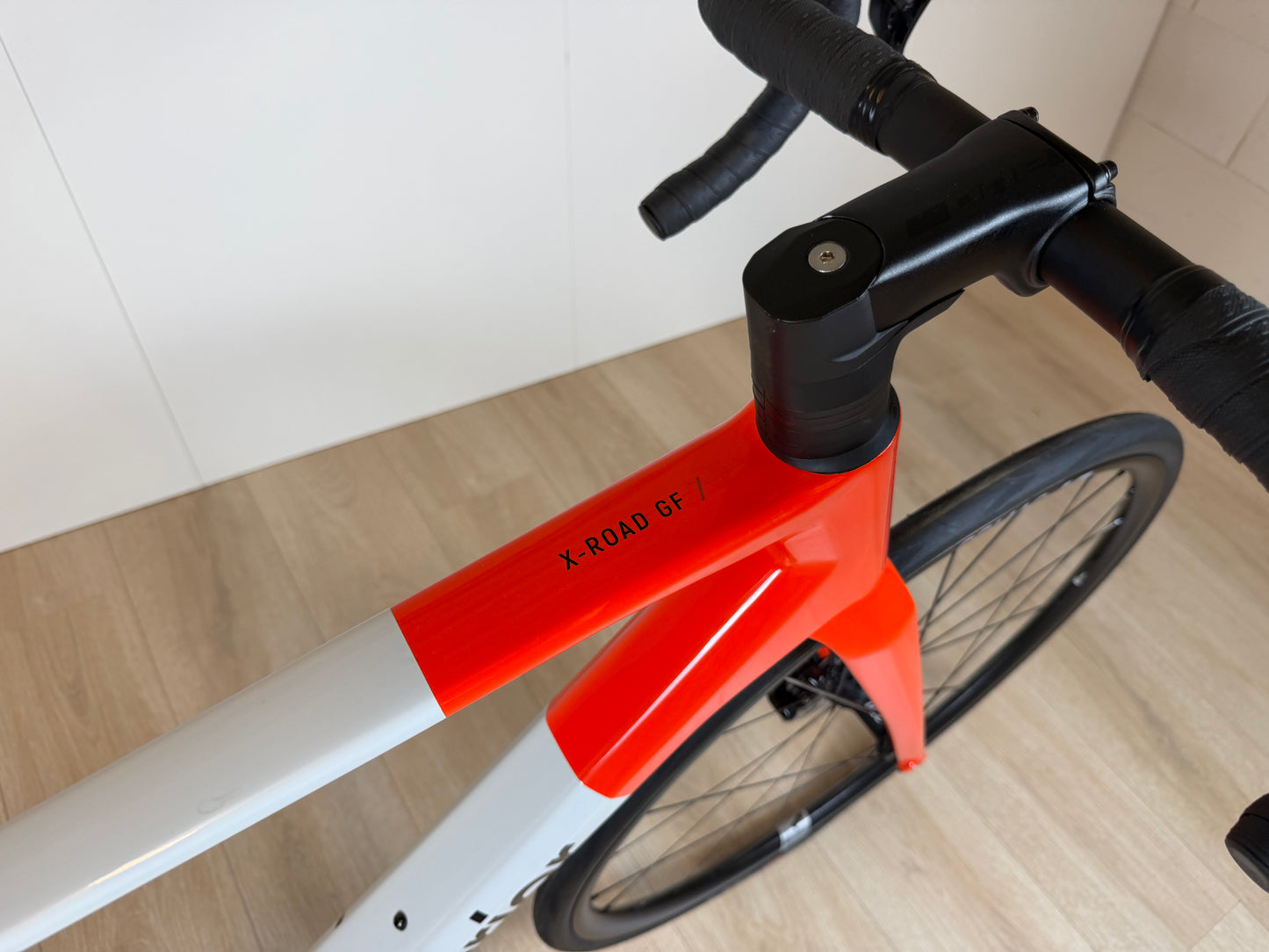 Voorbeeld van de Velostudio Superior X-Road 9.5 GF wiel met zwarte velg en naaf, klaar voor gebruik op gravel en off-road fietsen