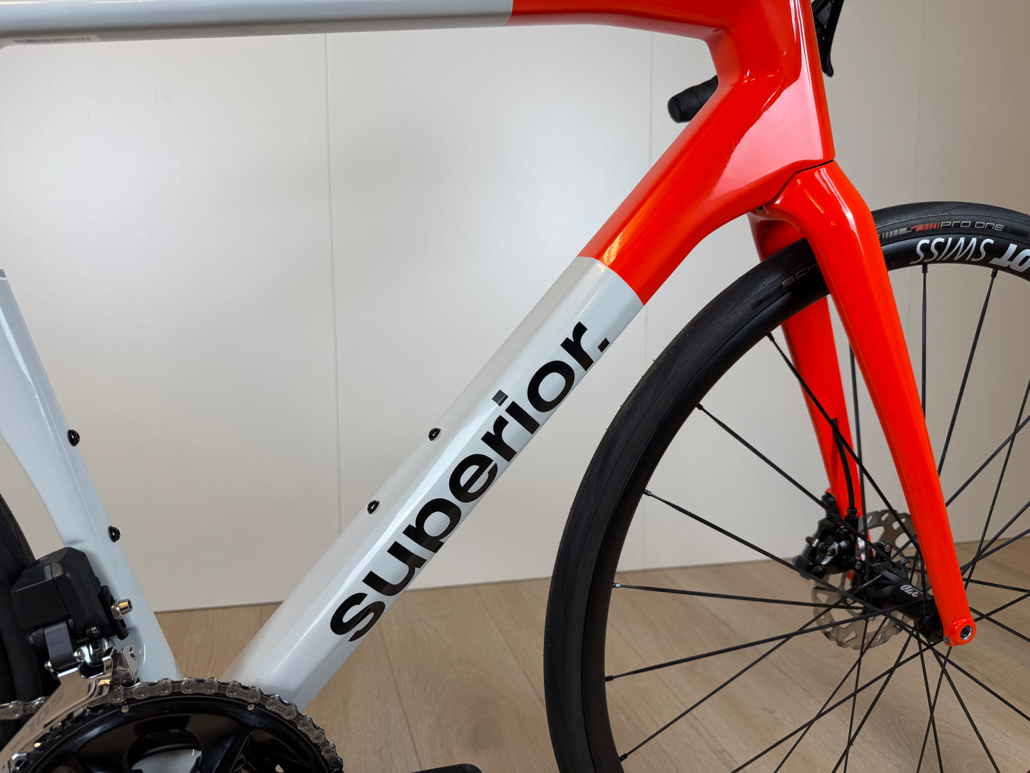 Vooraanzicht van de Velostudio Superior X-Road 9.5 GF gravelbike met zwarte frame en aerodynamisch ontwerp.