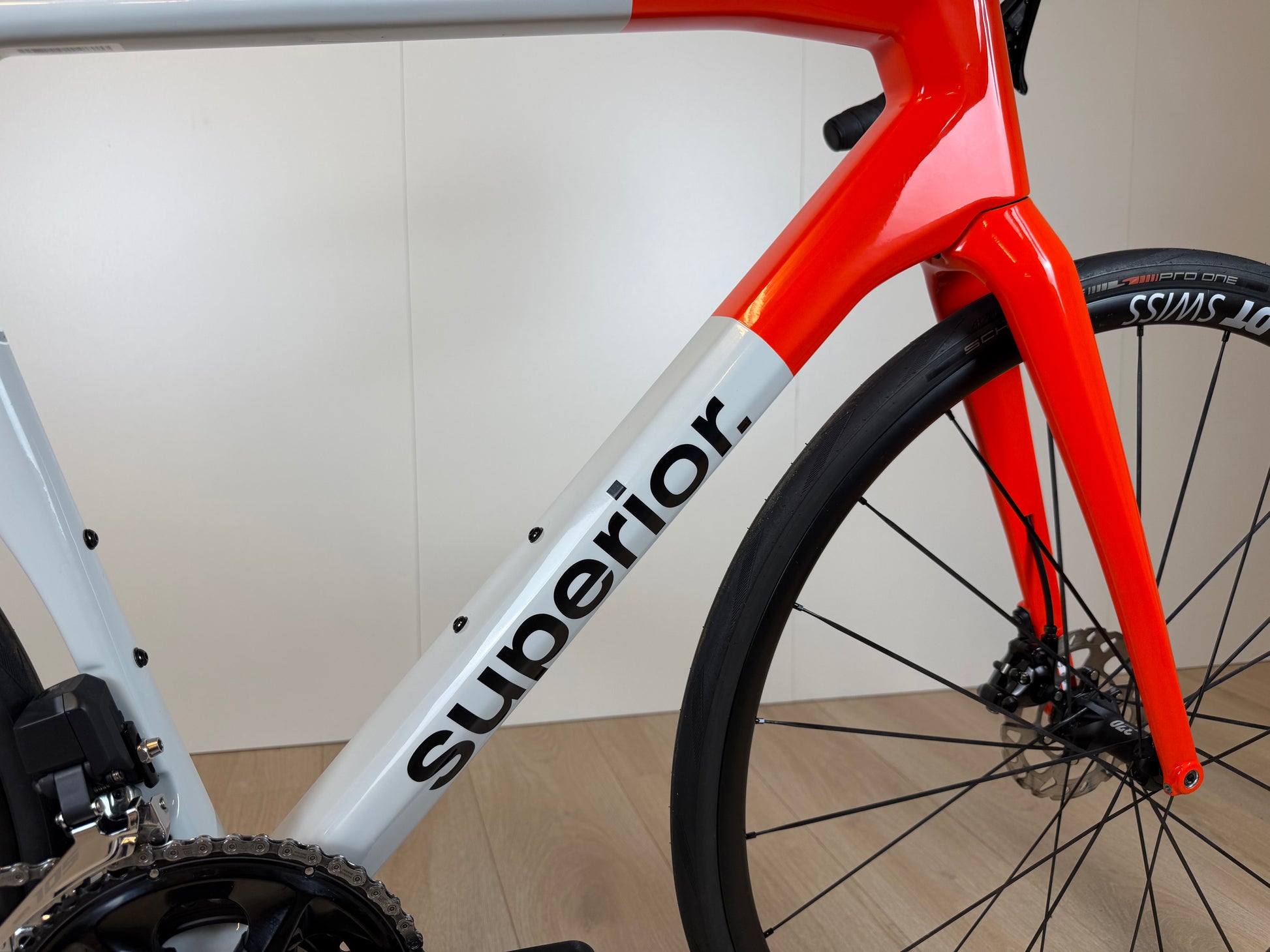 Vooraanzicht van de Velostudio Superior X-Road 9.5 GF gravelbike met zwarte frame en aerodynamisch ontwerp.