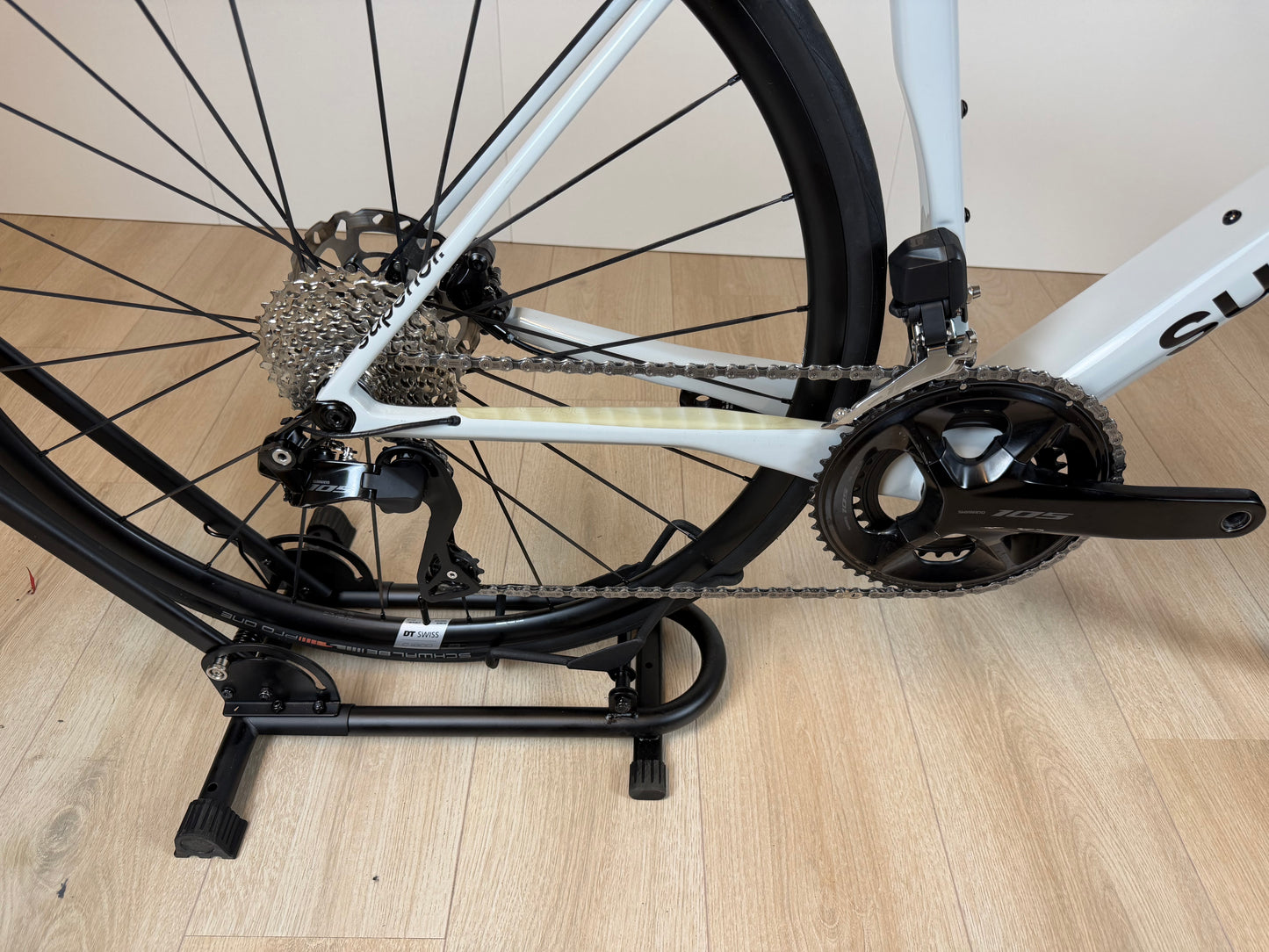 Velostudio Superior X-Road 9.5 GF wiel, zwart met aerodynamisch ontwerp, geschikt voor gravel en off-road gebruik