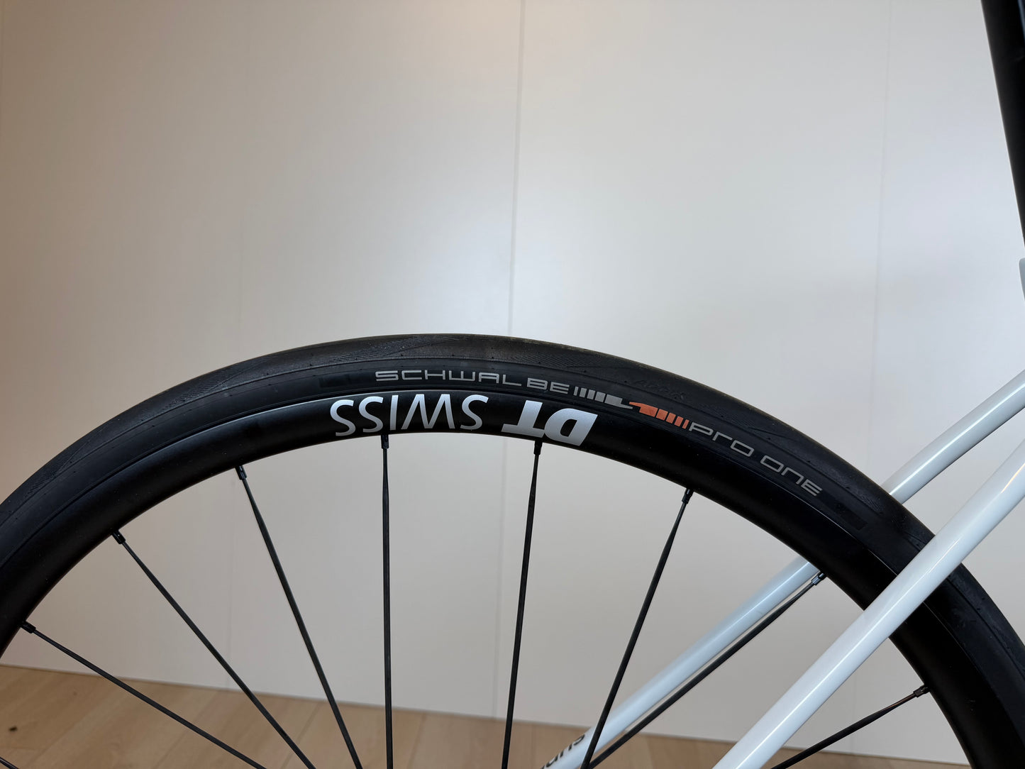 Racefiets Velostudio Superior X-Road 9.5 GF met carbon frame en schijfremmen, close-up van het stuur en wiel.