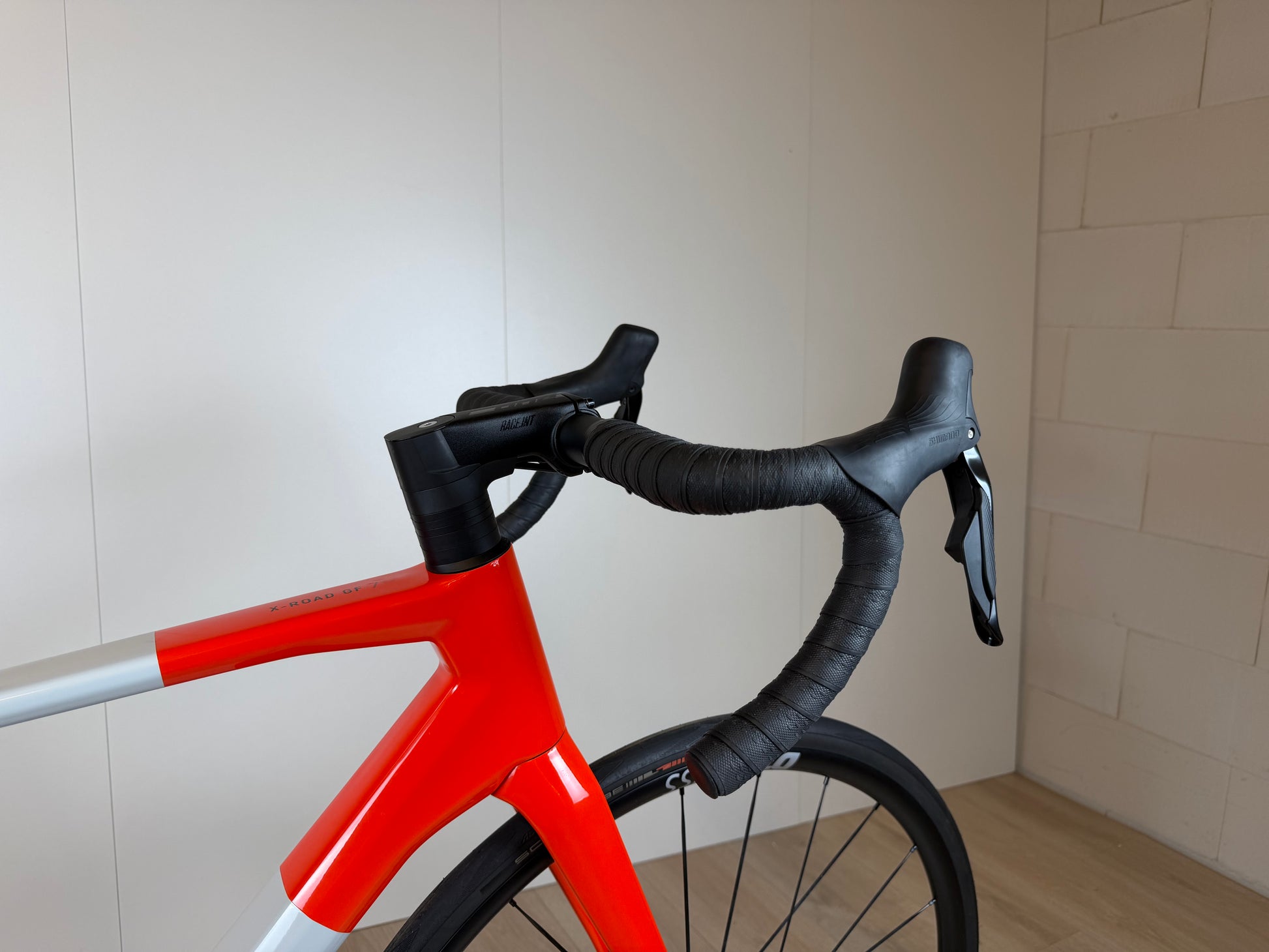 Fietsband Superior X-Road 9.5 GF van Velostudio, close-up van het profiel en het bandenoppervlak.