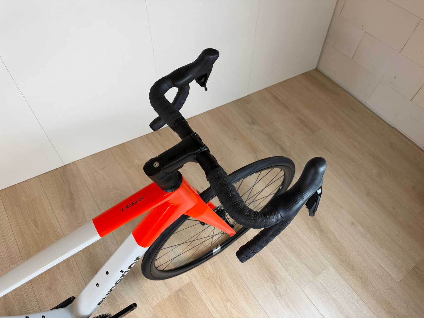 Velostudio Superior X-Road 9.5 GF wiel, zwart met blauwe accenten, geschikt voor gravel en off-road fietsen.