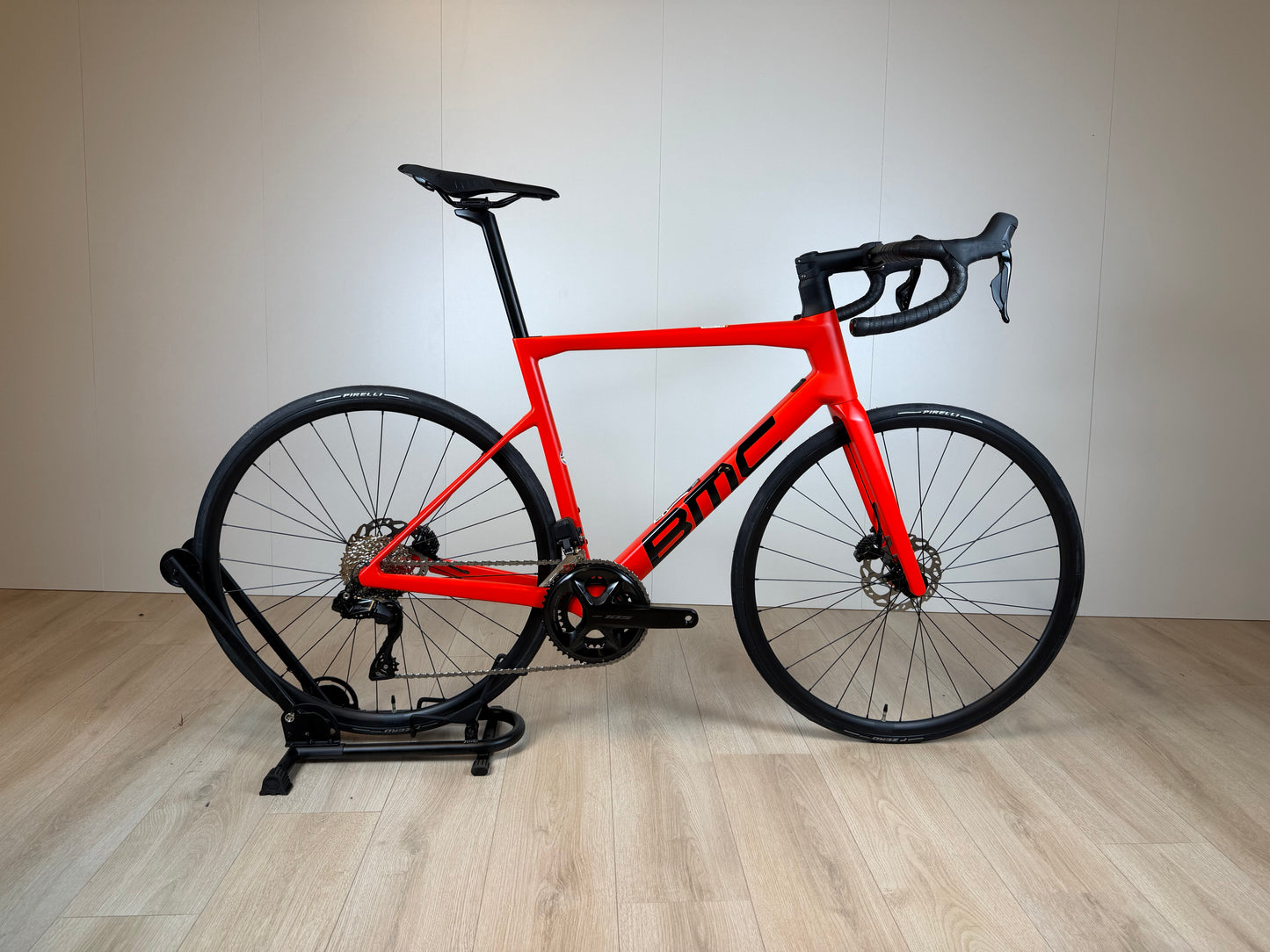 Racefiets BMC Teammachine SLR THREE 2026 met Shimano 105 Di2 elektronische schakeling, zwart met blauwe accenten