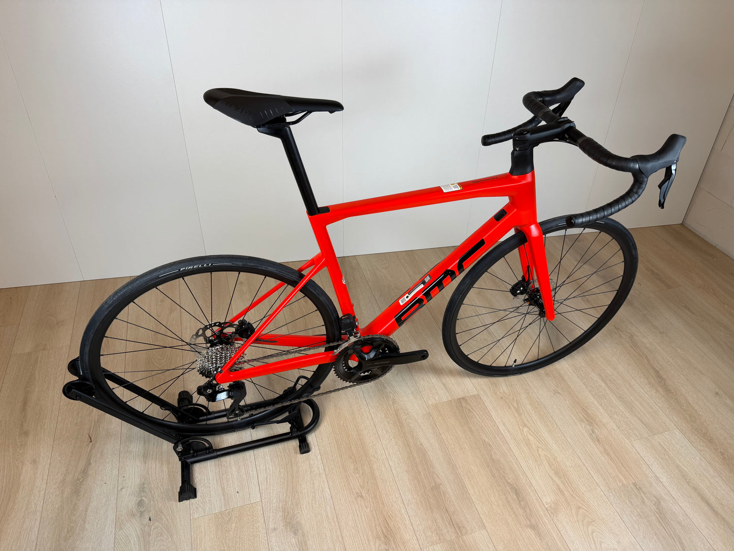 Racefiets BMC Teammachine SLR THREE 105 Di2 2026 met aerodynamisch frame en geavanceerde schakeltechnologie