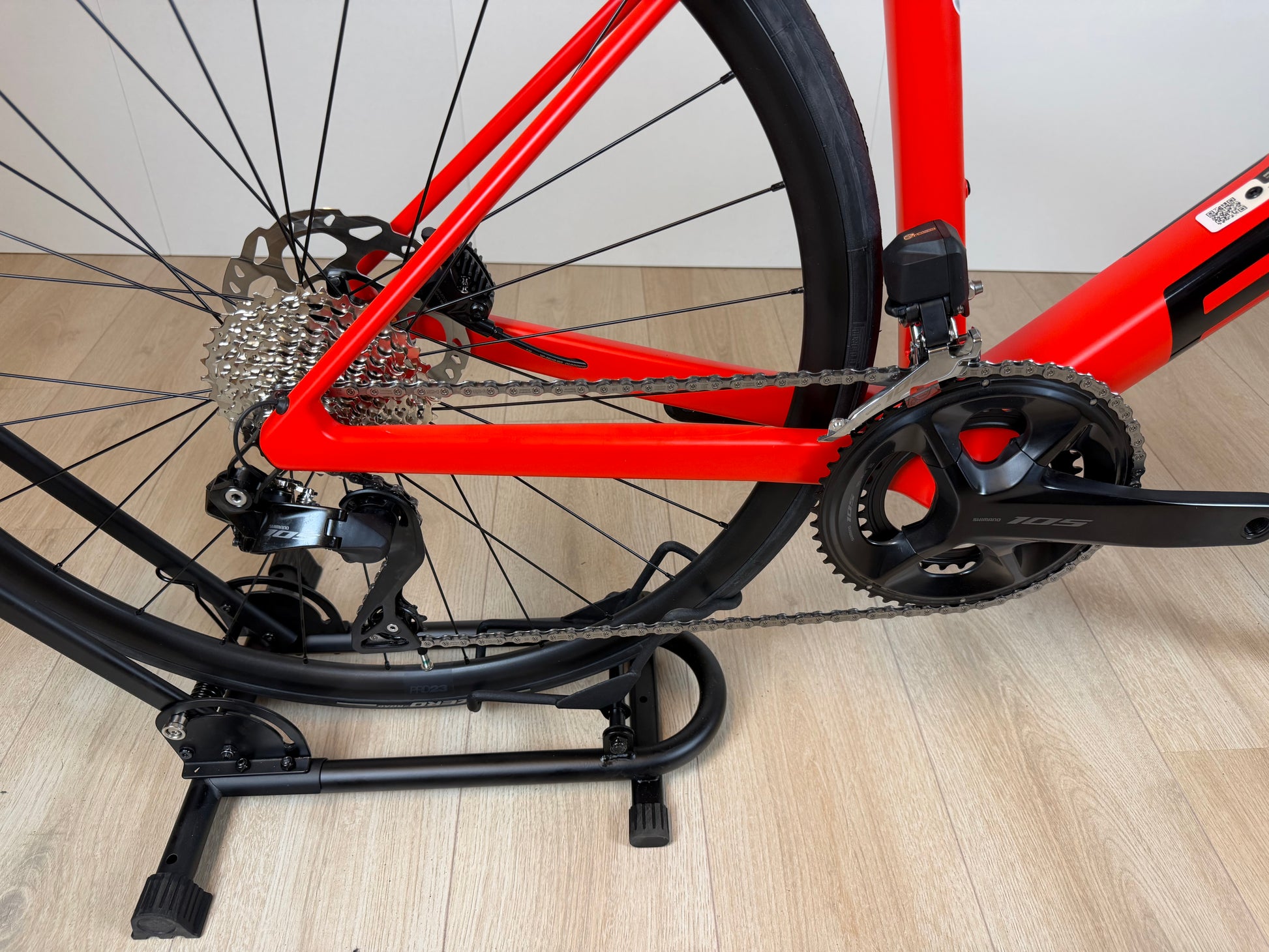 Racefiets BMC Teammachine SLR THREE 105 Di2 met aerodynamisch frame en carbon wielen, klaar voor snel wielrennen.