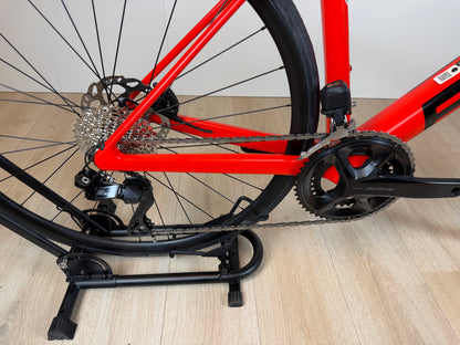 Racefiets BMC Teammachine SLR THREE 105 Di2 met aerodynamisch frame en carbon wielen, klaar voor snel wielrennen.