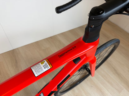 Zwarte BMC Teammachine SLR THREE racefiets met 105 Di2 schakelgroep en aerodynamisch frame, klaar voor snelle ritten.