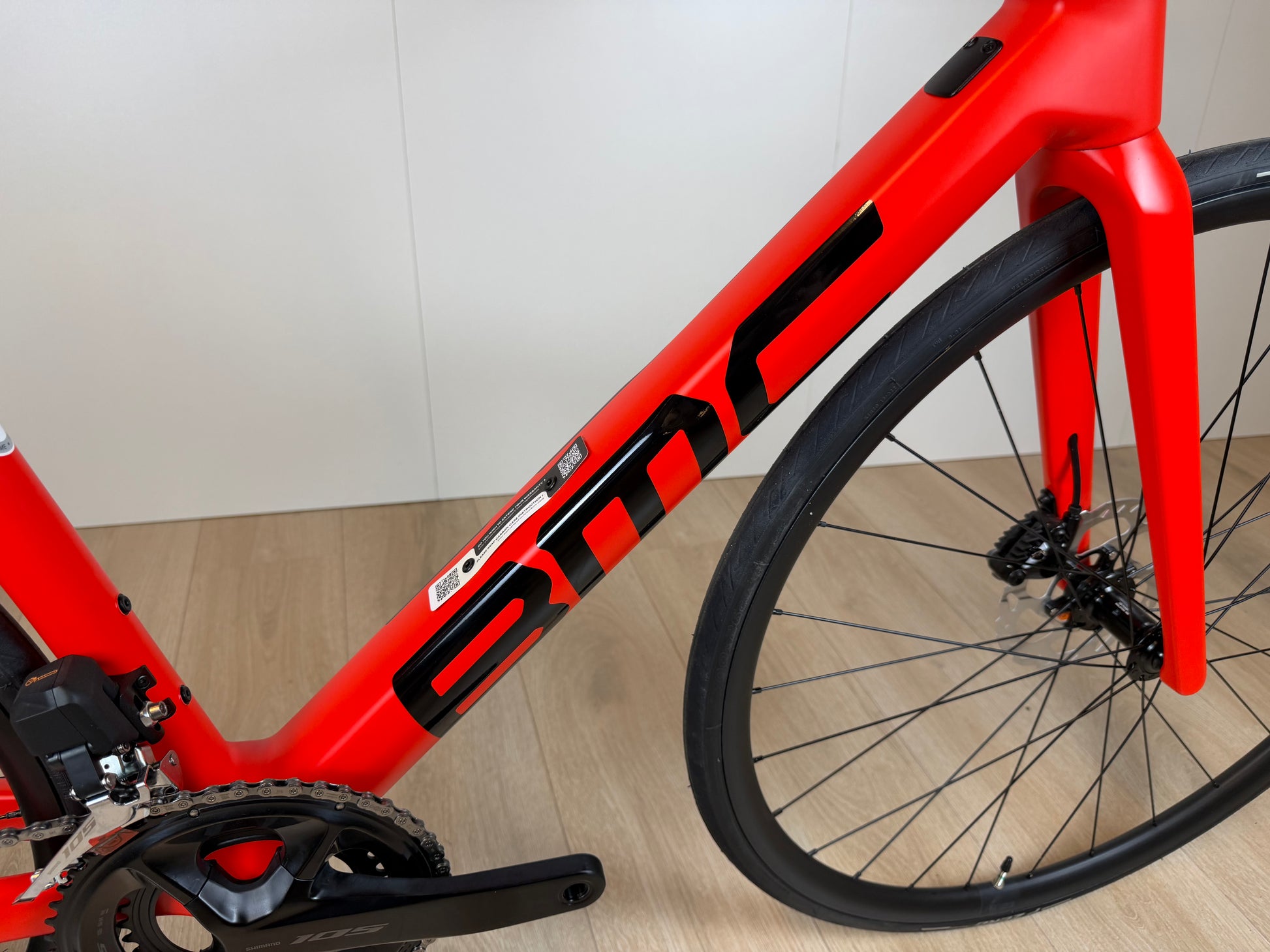 Lichtgewicht BMC Teammachine SLR THREE racefiets met 105 Di2 schakelsysteem, zwart met blauwe details, klaar voor competitie