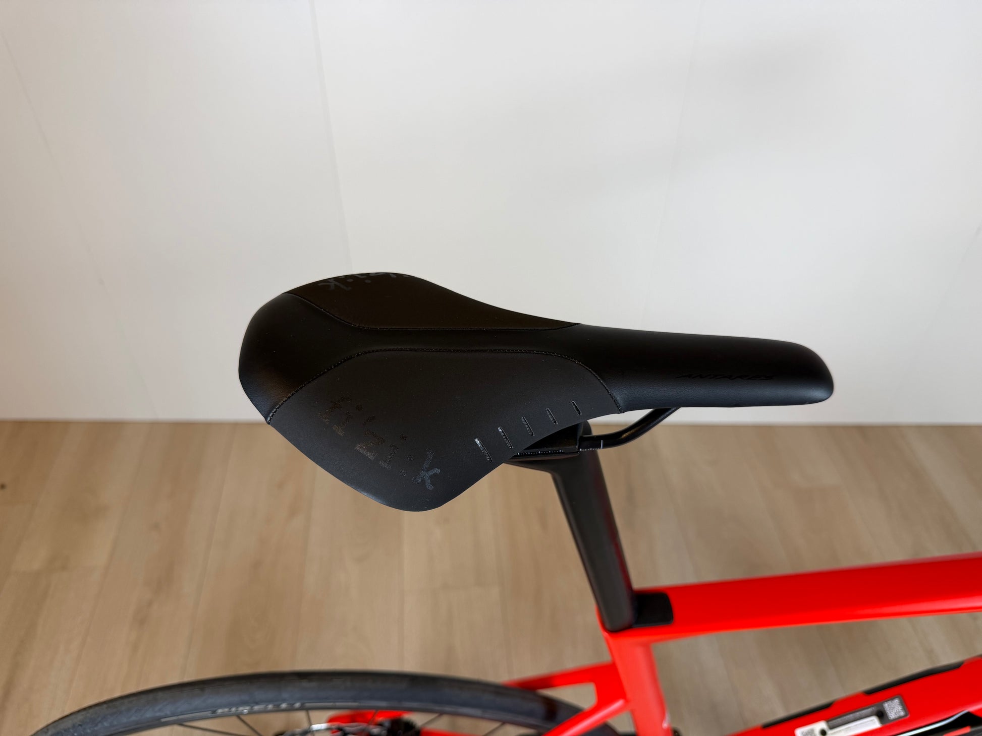 Racefiets BMC Teammachine SLR THREE met 105 Di2 schakeling in zwart en geel, moderne aerodynamische frame, close-up van de fiets.