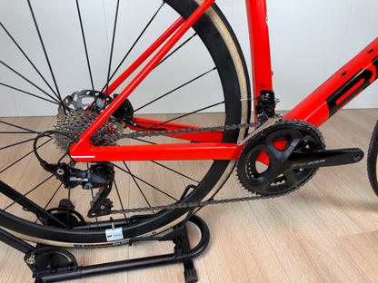 Zwarte BMC Teammachine SLR FIVE racefiets met carbon frame en aerodynamisch ontwerp, gepresenteerd door Velostudio.
