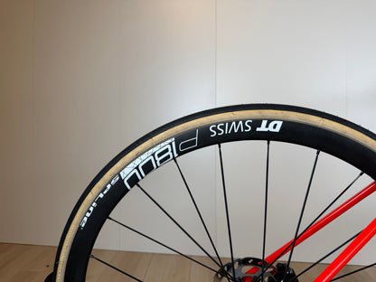 Lichtgewicht BMC Teammachine SLR FIVE racefiets met aerodynamisch frame en zwarte afwerking, klaar voor wieleravonturen.