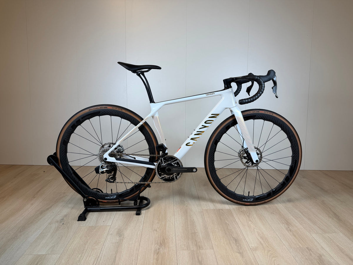 Lichtgewicht Canyon Endurace CFR racefiets met carbon frame en aerodynamisch ontwerp, voorzien van geavanceerde remmen en derailleur.