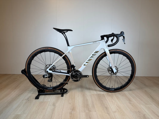 Lichtgewicht Canyon Endurace CFR racefiets met carbon frame en aerodynamisch ontwerp, voorzien van geavanceerde remmen en derailleur.