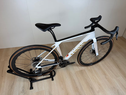 Lichtgewicht Canyon Endurace CFR racefiets met aerodynamisch frame en geavanceerde componenten, klaar voor lange ritten.
