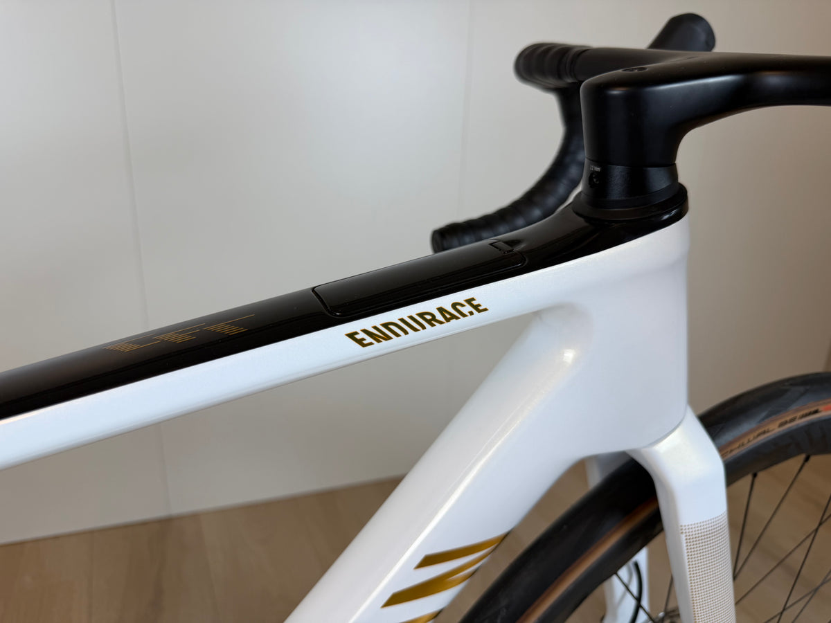 Velostudio Canyon Endurace CFR racefiets met aerodynamisch frame en geavanceerde wielsets, klaar voor lange ritten en competitief rijden.