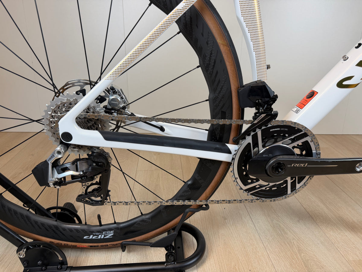 Lichte Canyon Endurace CFR racingfiets met verstelbare zadel en aerodynamisch frame, getoond op een witte achtergrond.