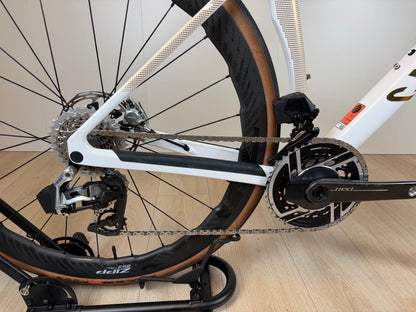 Lichte Canyon Endurace CFR racingfiets met verstelbare zadel en aerodynamisch frame, getoond op een witte achtergrond.