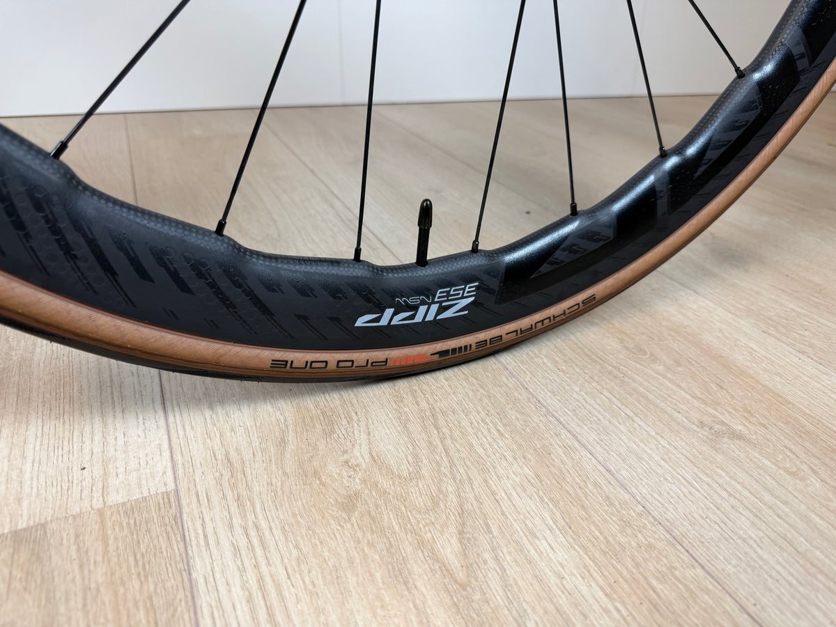 Lichte Canyon Endurace CFR racefiets met aerodynamisch frame en geavanceerde onderdelen, klaar voor lange ritten en snel rijden.