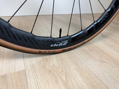 Lichte Canyon Endurace CFR racefiets met aerodynamisch frame en geavanceerde onderdelen, klaar voor lange ritten en snel rijden.